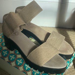 Charleston Shoe Company Tan Monterey Sandals Women's Size 8